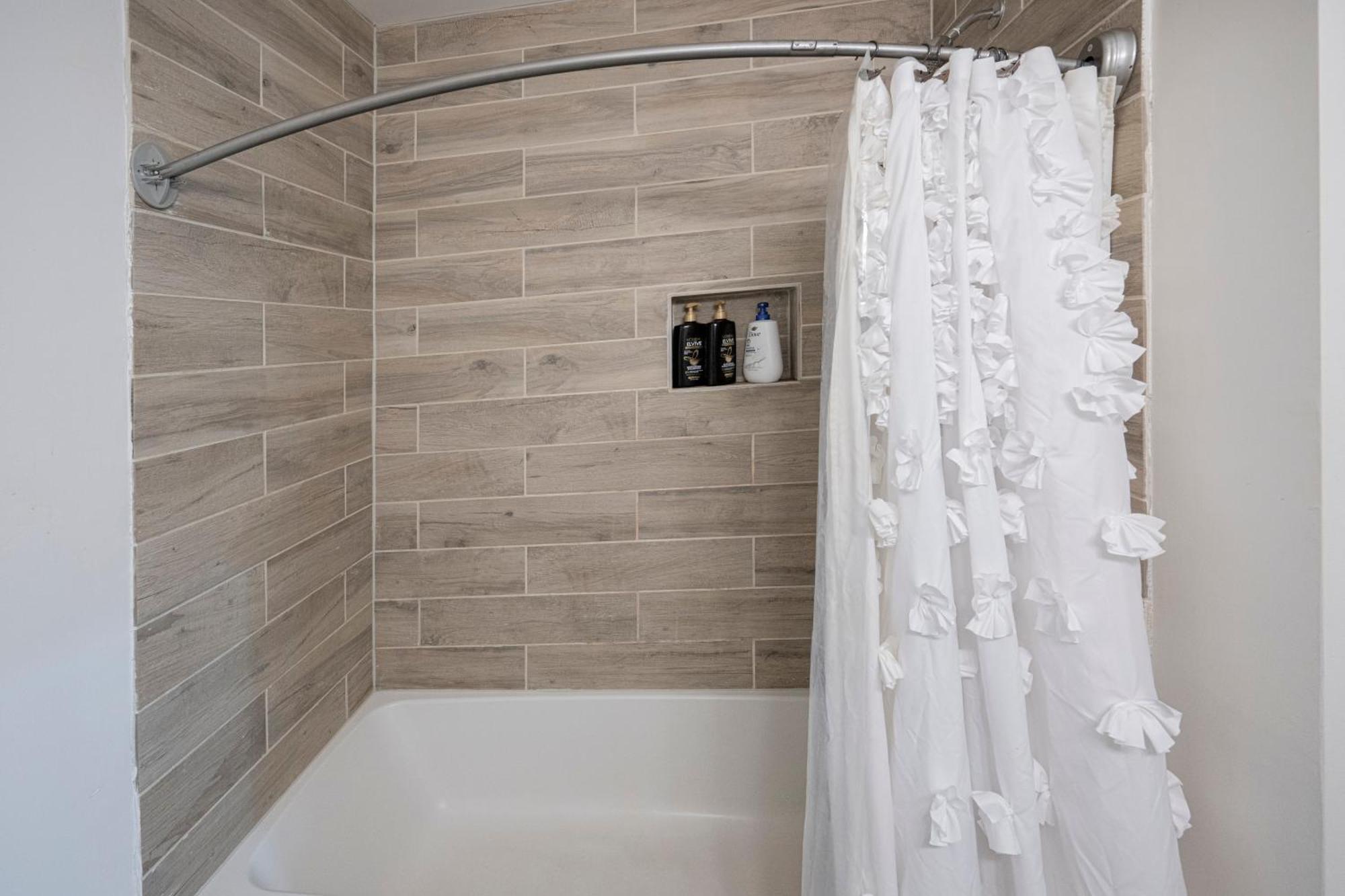 Charming 2Br Bungalow 4 Minutes To Duke University เดอแรม ภายนอก รูปภาพ